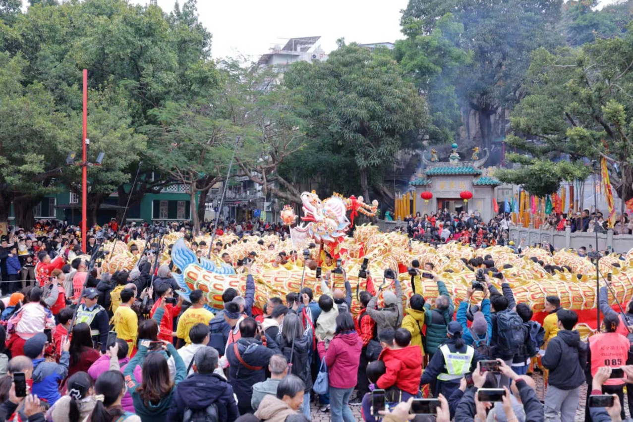 Dragon soars for a bright new year】Golden Dragon Parade welcomes