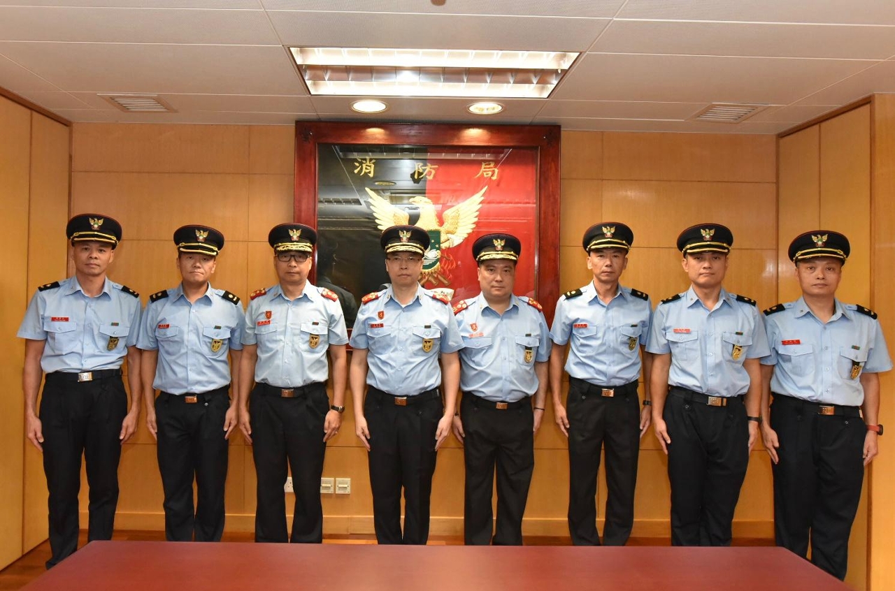 消防局 梁毓森局长及各领导与获晋升人员合照消防局于二零一九年十月
