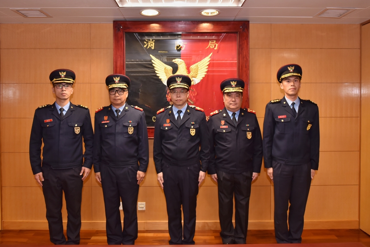 消防局局长梁毓森及副局长与获晋升人员合照消防局晋升副消防总长消防